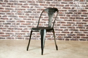 Une chaise en métal emblématique du style vintage – Produit Intérieur Brut