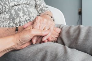 Conseils pour bien s'occuper des seniors à domicile